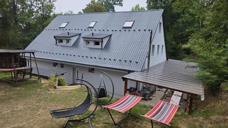 Tavba -Gočár až 27 osob, 8 apartmánů,8 koupelen, 8 kuchyní na kraji lesa - Bed and Breakfast Kamenický Šenov