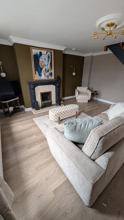 Spacious Contractor and Business Accommodation- Moira - Near Lisburn - Craigavon - B&B Moira