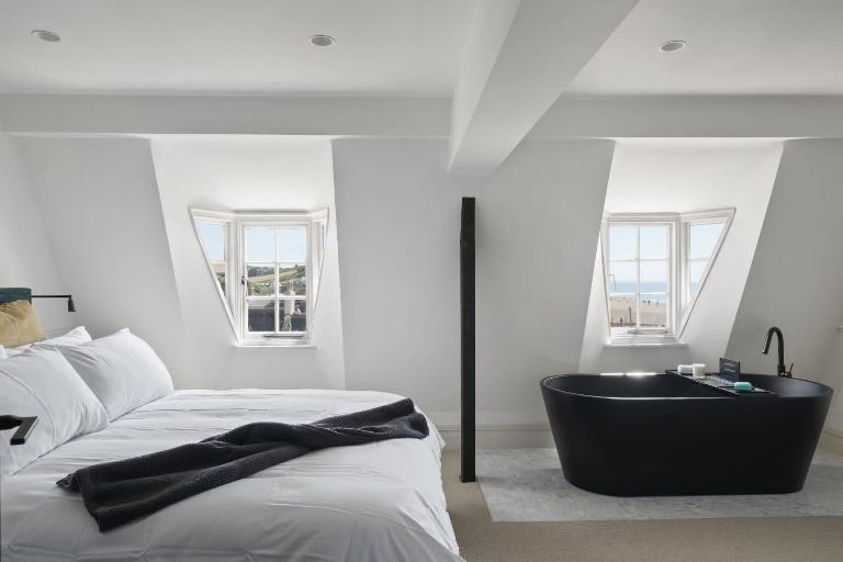 Beautiful Apartment on Pier Sea Views & Parking - Chambres d'hôtes West Bay