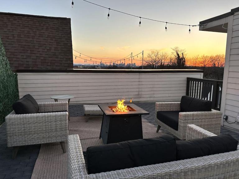 East Nash 3BR/3.5BA | Rooftop Fire Pit + Views - Bed and Breakfast Nashville