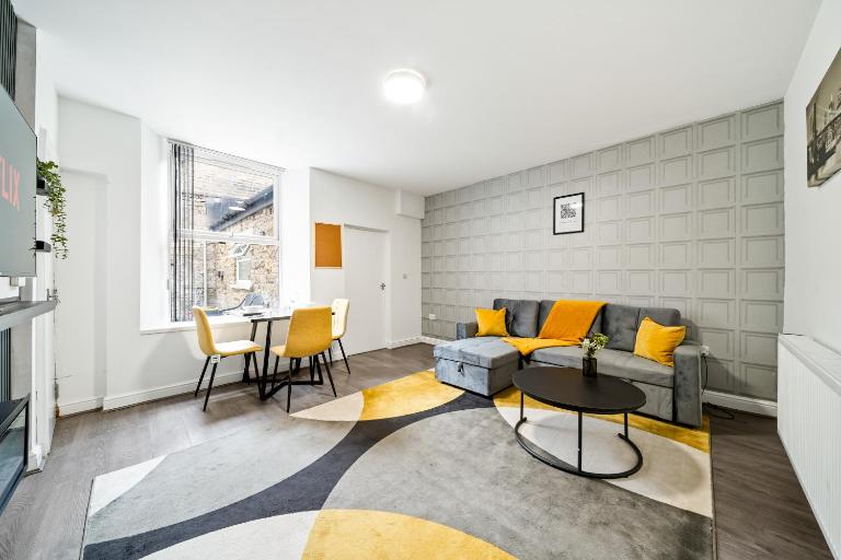 King Bed Apartment 5 Mins To Piece Hall, Lloyds And Trains - Ferienwohnung Halifax