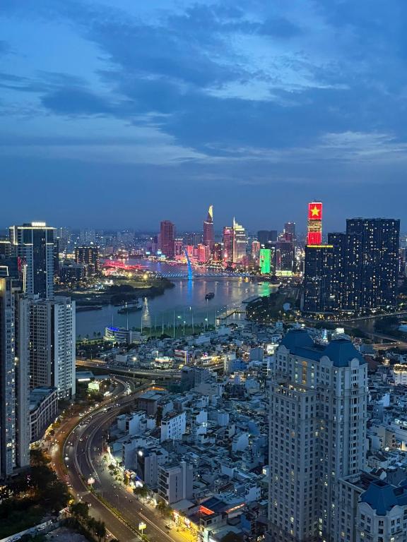 Landmark Plus Stylish 2BR with Saigon River & Landmark 81 Views - Ferienwohnung Ho-Chi-Minh-Stadt
