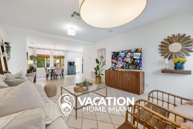 Cozy Dania Beach House with Fenced Backyard - Chambres d'hôtes Dania Beach