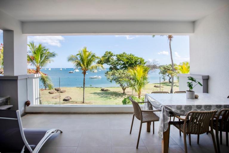 Luxury Beachfront Apartment - Amazing Views & Pool - B&B Grande Rivière Noire