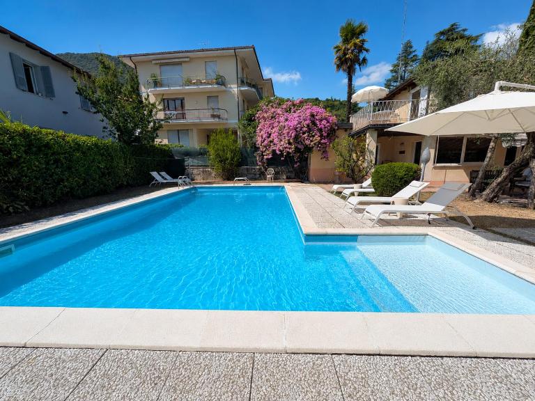 Cottage Garda Euge - with Garden and Private Pool - B&B Salò
