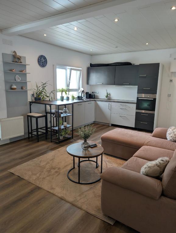 Moderne & möblierte 60qm Wohnung - B&B Karlsdorf-Neuthard