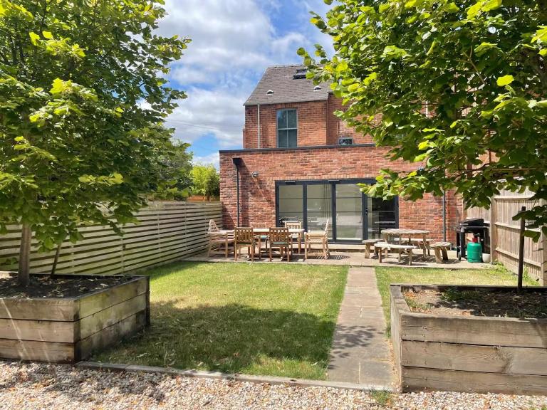 Spacious House Private Parking & Garden - Ferienwohnung Gloucester