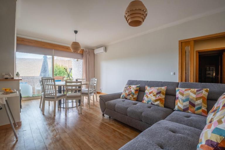 FamilyHub - EcoHost - Spacious 3-bedroom apartment for 8 people with AC and parking near Porto and the beaches - B&B Senhora da Hora