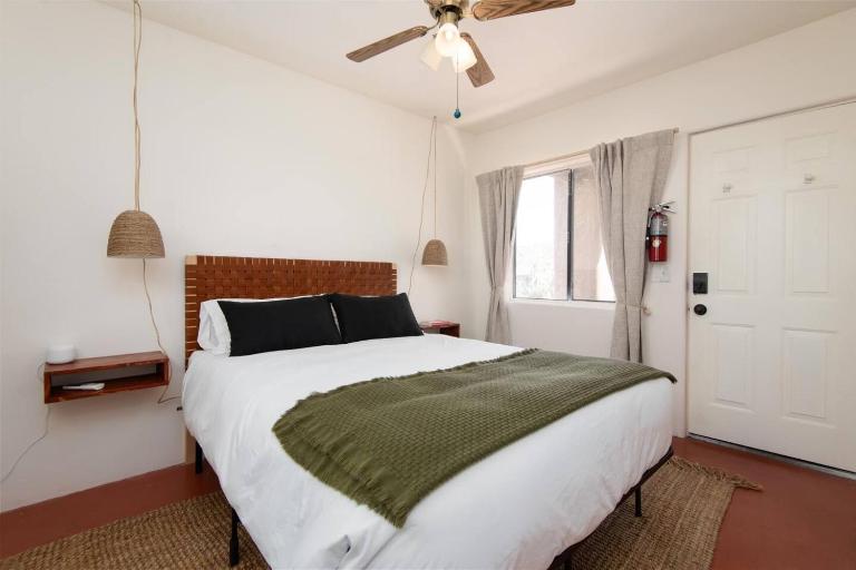 Desert Lily - Room 3 with shared pool access - B&B Joshua Tree