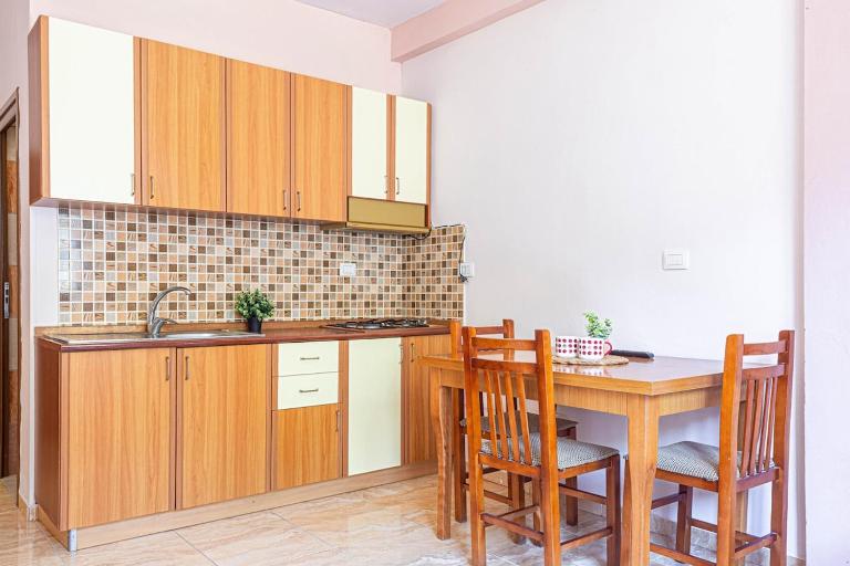 Radhima Res 6 - One Bedroom Apt w kitchen - Chambres d'hôtes Vlora