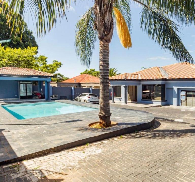 Thrive Guest House - Bed and Breakfast Roodepoort