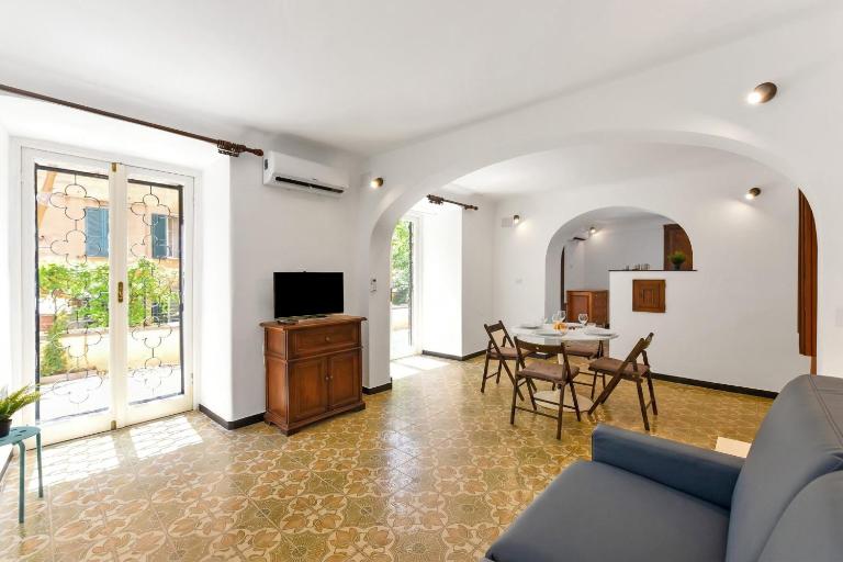 Maisonette Apartment with Outdoor Dining - Happy Rentals - B&B Genova
