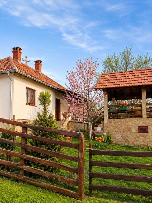 Šumska kuća Pelov ranč - Ferienwohnung Aranđelovac