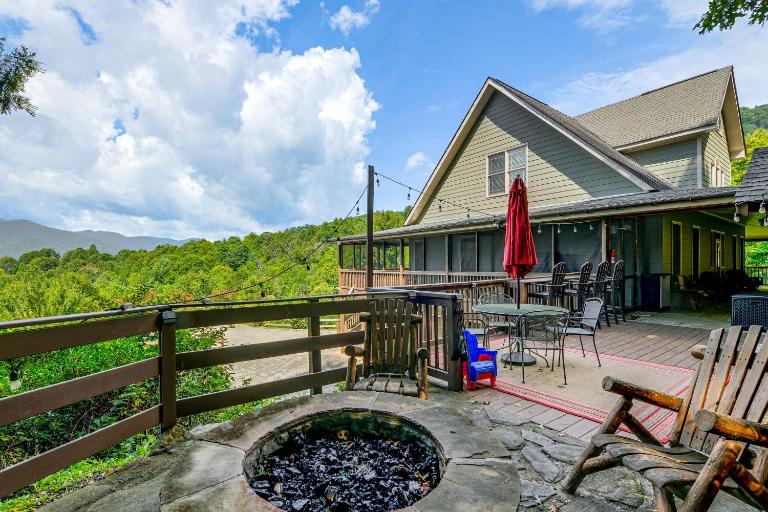 Hot Tub & Mtn Views: Beautiful Bryson City Home - B&B Bryson City