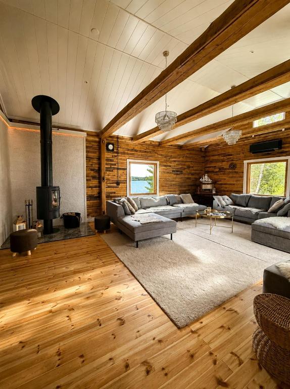 Private beach, hot tub and oceanfront villa - B&B Oulu
