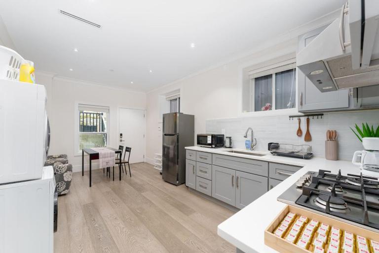 New Modern 2BR Suite near UBC Pacific Spirit Park - Ferienwohnung Vancouver