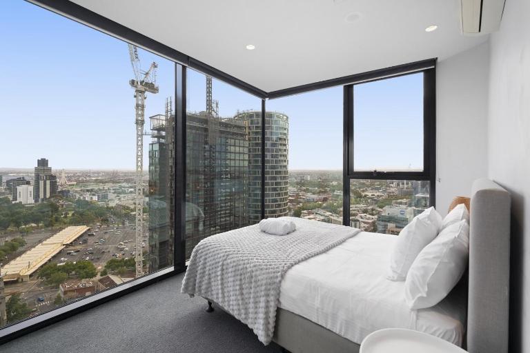 Skyrise City Apartment with Pool Gym & Sauna - Bed and Breakfast Melbourne