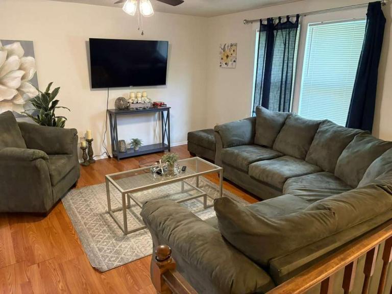 Spacious 4BR - 10 Min to Uptown - Yard - Pets OK - B&B Charlotte