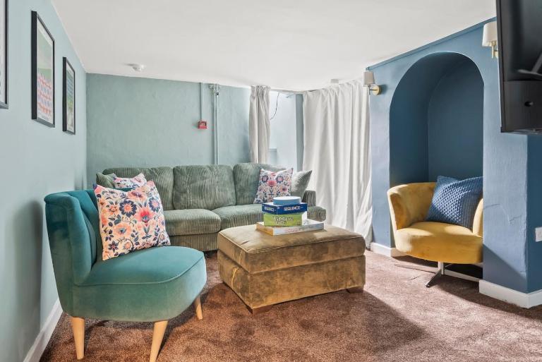 Victorian 5-Bed Home| Loft |Walk to City & Cricket - Bed and Breakfast Worcester