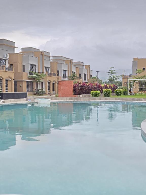 LUXURIOUS 3BHK Villa With Private Pool - Chambres d'hôtes Bhanadra