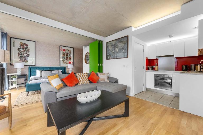 Ancoats Canalside Flat with Balcony - B&B Manchester