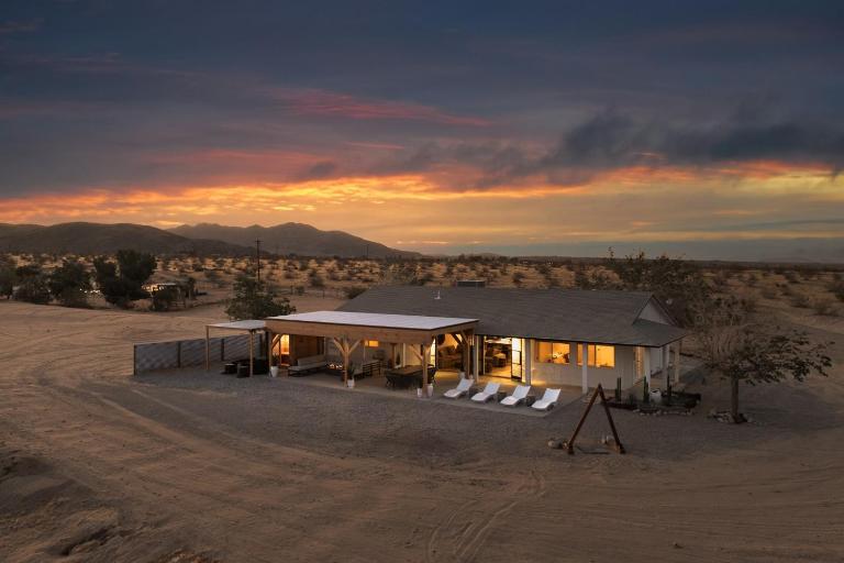 INTRVL Wellness House, Stargazing, Fire Pit and Desert Views - B&B Joshua Tree