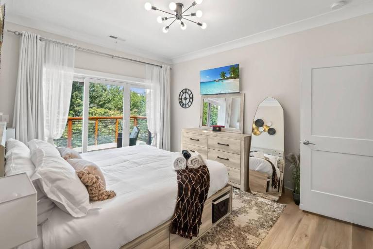 Modern Uptown Retreat Hot Tub & Game Room - B&B Charlotte