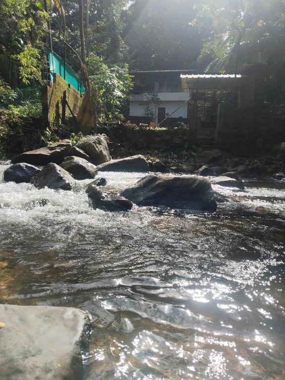 Creekshore Home Stay - Ferienwohnung Kallār