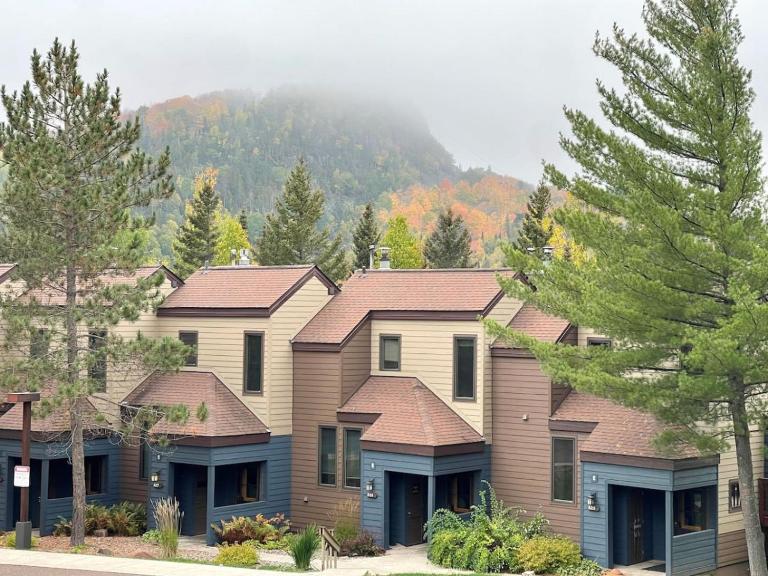 Cozy Townhome at Lutsen Mtn - Ski-in, Ski-out, Pool, Hot Tub, Fitness Center, resort amenities galore! - B&B Lutsen