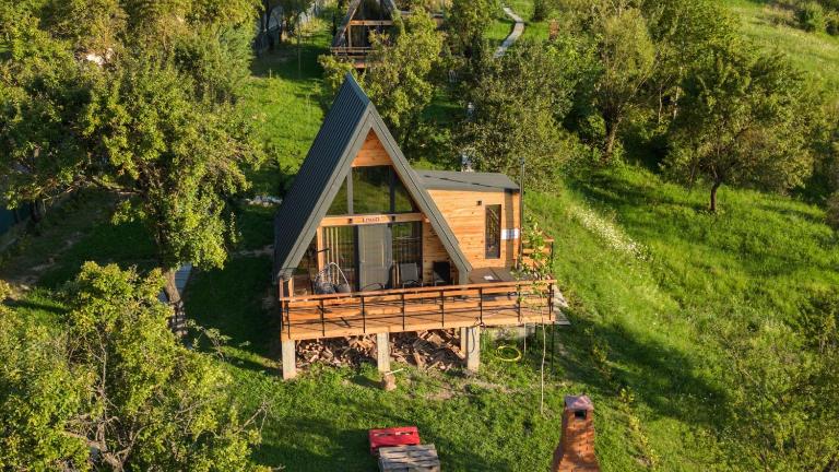 Scenic A-Frame Cabin with Private Hot Tub & Mountain View - IezerVenture - Ferienwohnung Șelari