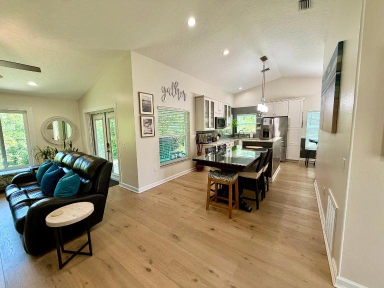Near KSC - Peaceful Spacious Home for 6 - Fully Stocked Kitchen and Coffee Bar - Chambres d'hôtes Titusville