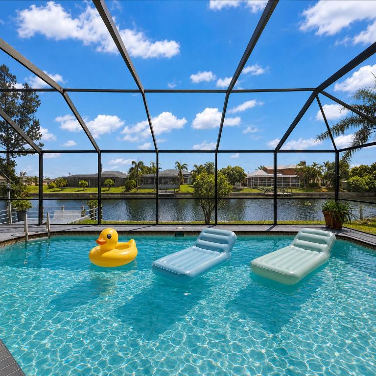 Waterfront Escape with Wild Owl Charm, Heated Pool & Pet-Friendly - B&B Cape Coral