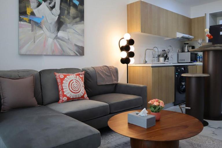Luxe 1BR Haven - Calm Modern Escape - B&B Abu Dabi