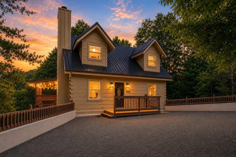 Mountain Escape - Hot Tub - Game Room - Sleeps 8 - B&B Pigeon Forge