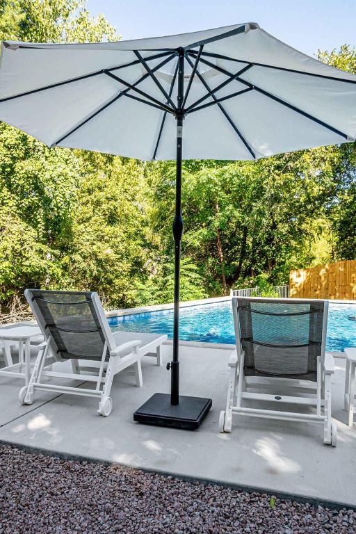 The Grove E with Hot Tub & King Bed - 2 blks to Main - B&B Fredericksburg