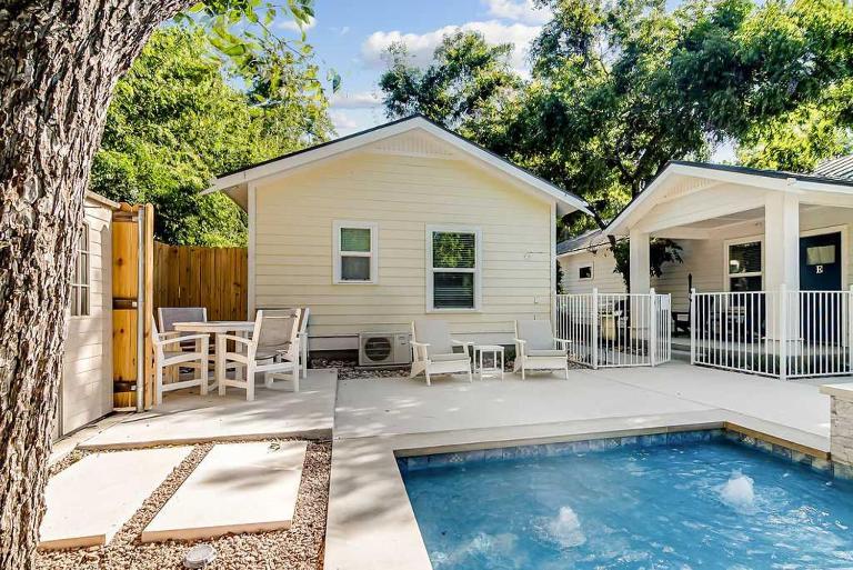The Grove D with Hot Tub & King Beds - Walk to Main - B&B Fredericksburg