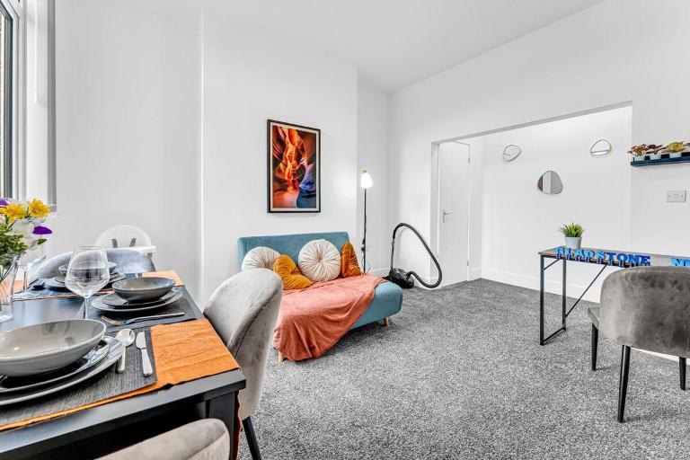 Gladstone Nest by BET Stays 4 Bedroom House - Bed and Breakfast Carlin How