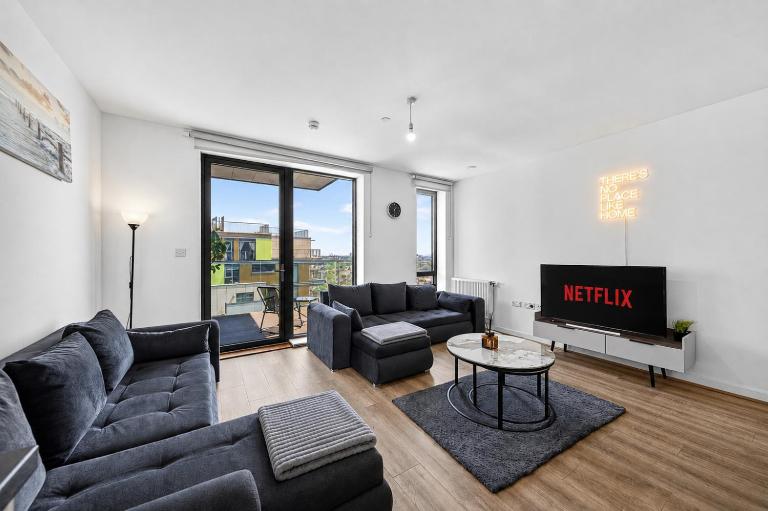 Wembley 2BR Modern Spacious Skyline Views Sleeps 8 - Bed and Breakfast Londen