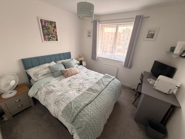 Private Double Room with Bathroom, Hot Tub & Free Parking - B&B Littlehampton