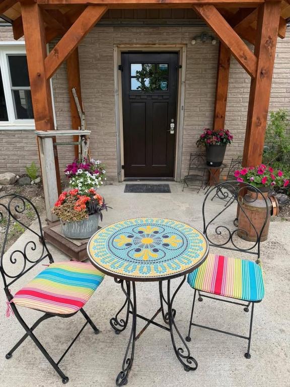 Serene 2-Bedroom Apartment with Private Entrance and Pool Access - B&B Clinton