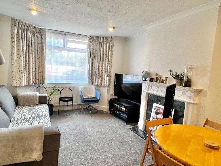 Harry Potter Studios Bungalow and Private Garden with Parking - Bed and Breakfast Watford