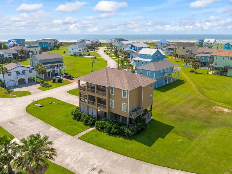 Spacious Beach Retreat Sleeps 25 Perfect for Families Groups - Bed and Breakfast Galveston