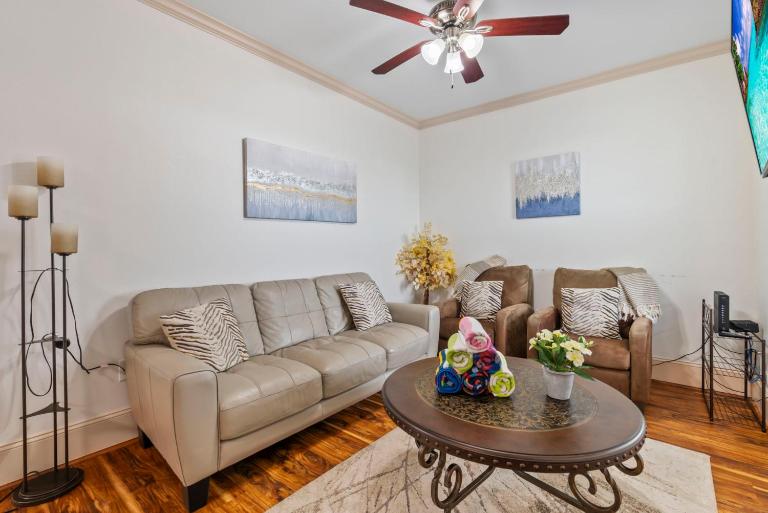 Hidden Retreat E – Tucked-Away Gem - B&B Galveston