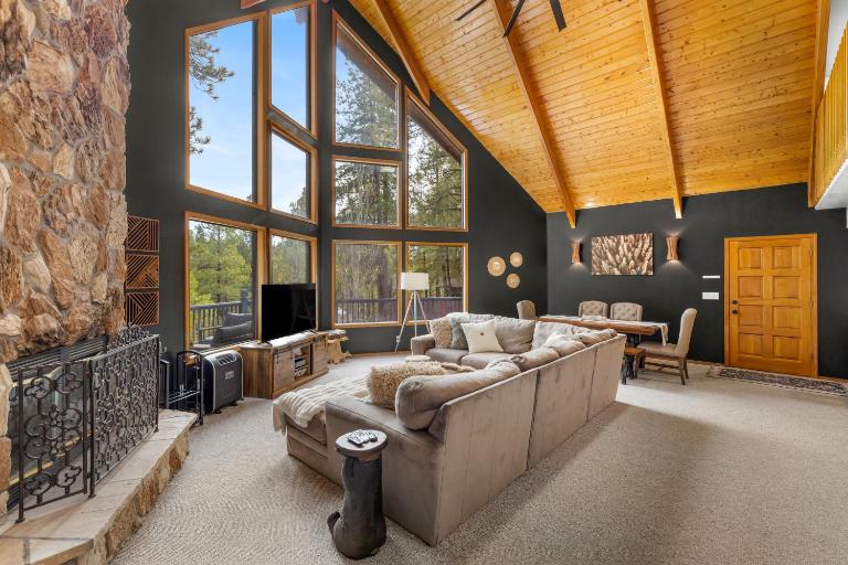 Modern Mountain Chalet with Wall-of-Windows Forest Views. - B&B Flagstaff