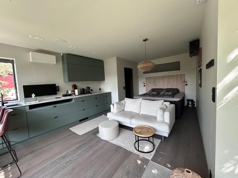 New & modern guest house 70 metres from the fjord - B&B Vestby