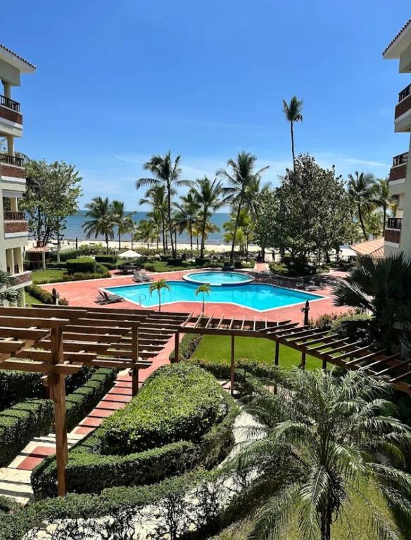 Primera Línea De Playa, Area Social Con Piscina, Zonas De BBQ, Gazebo, Ducha De Exterior, Baños, Wifi, Smat TV, Aires Acondicionados, Ventiladores, Balcon con vista directa a la playa, Parqueo Privado, Cerca de Restaurantes, Bares, Minimarkets y Comercios - Bed and Breakfast La Puntica de Juan Dolio