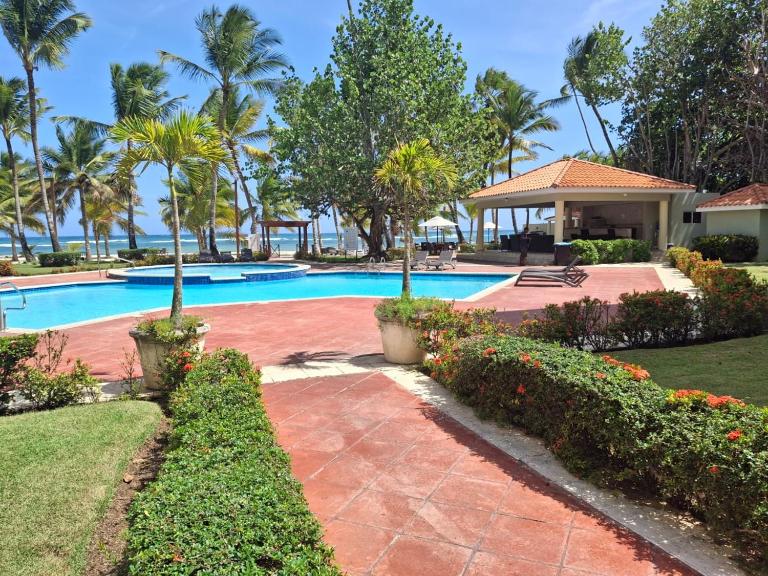 Primera Línea De Playa-Piscina-Zonas De BBQ-Gazebos-Duchas De Exterior-Baños-Parqueo Privado-Wifi-Aires Acondicionados-Ventiladores de Techo-Balcon-Smart TV-Netflix-Parqueo-Seguridad las 24 horas - Bed and Breakfast Guayacanes