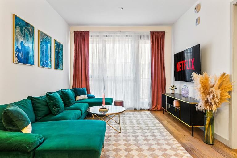 Cozy 2BD 2BATH in Hollywood! Pool, free parking! - Bed and Breakfast Los Angeles