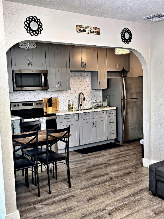 Spacious 2BR Condo, Steps to Downtown Gilbert, King Bed & Laundry - B&B Gilbert