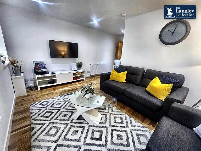 Langley Apartment - part of The Langley Collection - 2 bed 2 bath City Centre apartment - Ferienwohnung Inverness